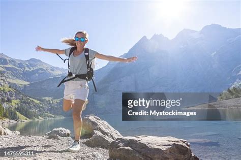 Frau springt nackt von Fels in Lauterbrunnen